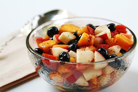 Рецепт: Фруктовый салат из персика и черники с тимьяном