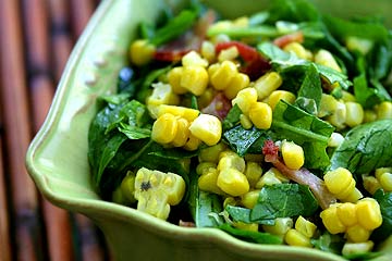 Рецепт: Салат из кукурузы и рукколы с беконом