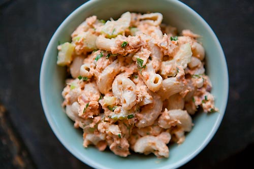 Рецепт: Салат из макарон с лососем