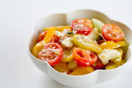 Рецепт: Салат из помидоров черри с огурцом